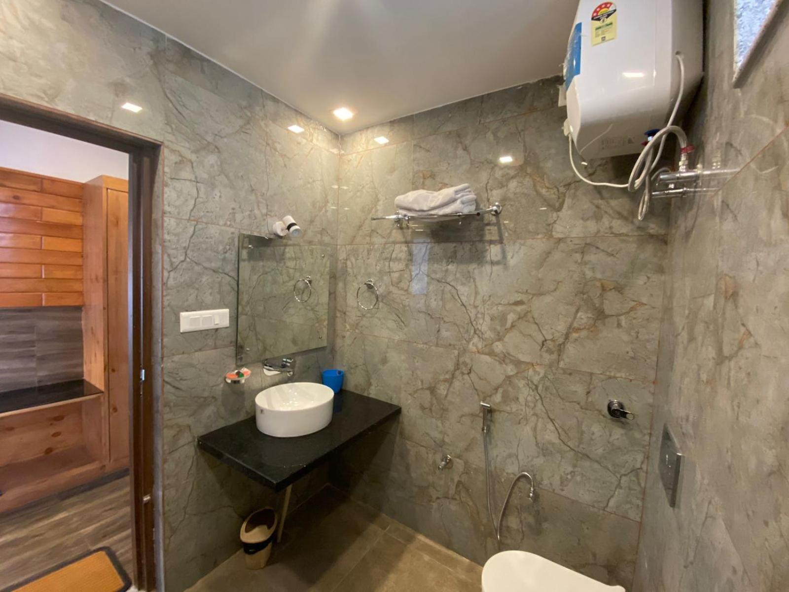 The Aesthetic Hotel & Restaurant Bhimtal Exterior photo